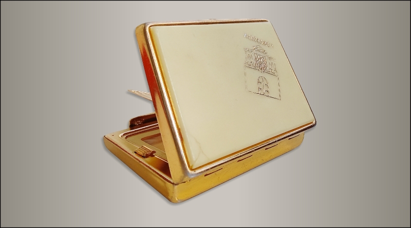 Puderniczka z godłem Puderniczka z godłem