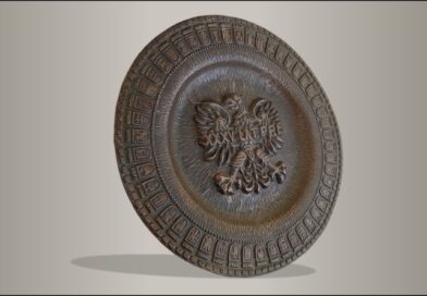 Miedziany talerz z herbami miast